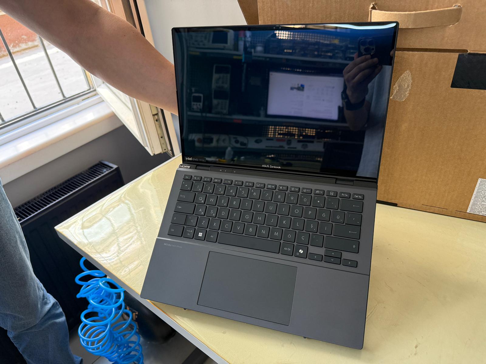 Asus Zenbook DUO OLED UX8406CA-PZ218W Laptop